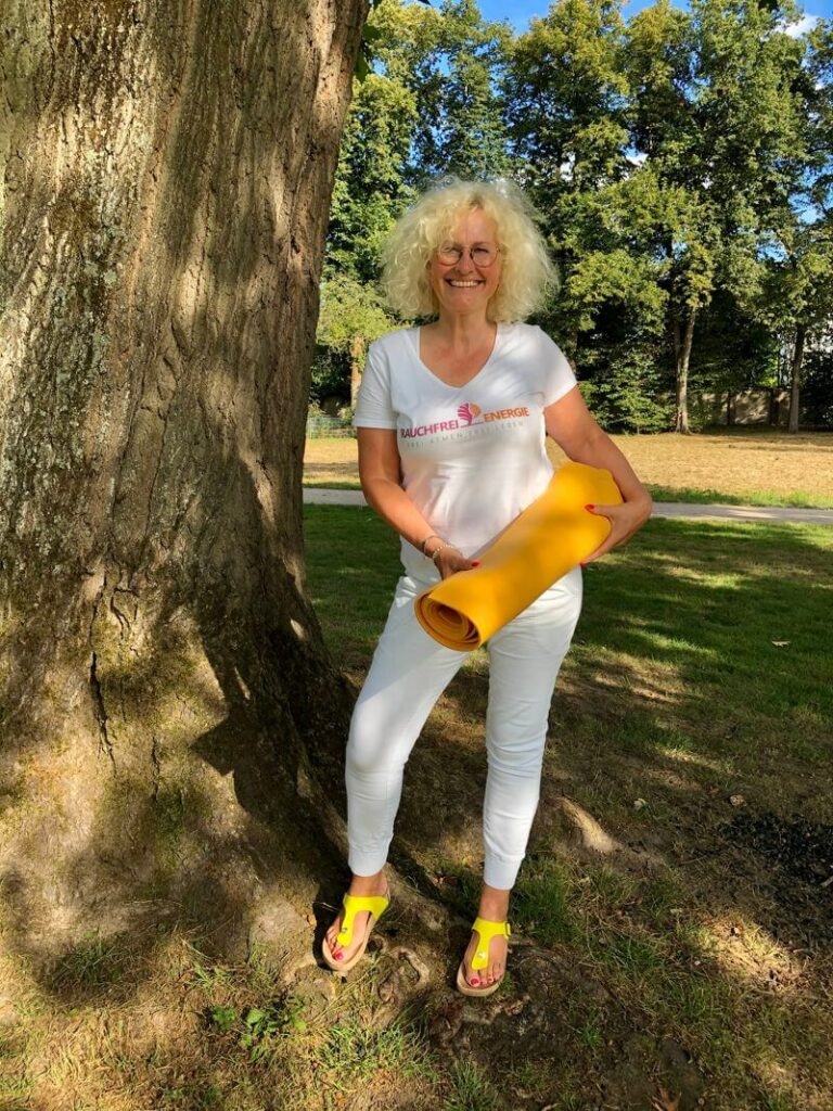 ursula-mit-yogamatte