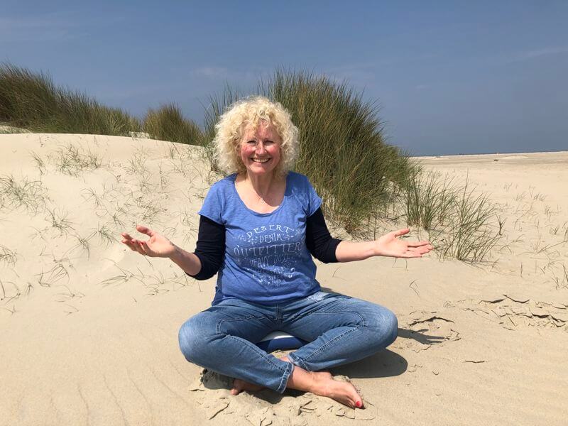 ursula-sitzend-am-strand