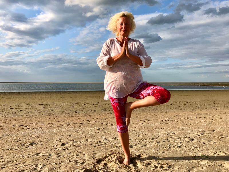 ursula-yoga-am-meer